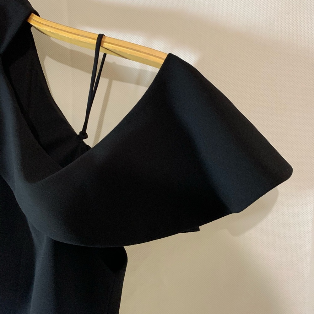 Alice + Olivia Black Cold-Shoulder Ruffle Halter Top - Picture 6 of 12